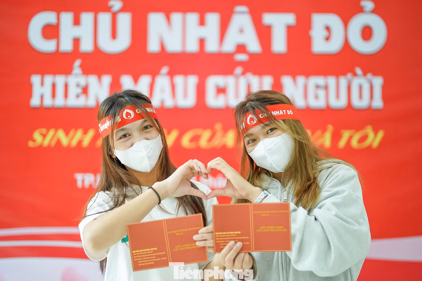 Bạn Nguyễn Thị Thuý Hằng (trái) và bạn Mai Thị Hòa lần đầu tiên tham gia hiến máu. Hằng sinh năm 2004, Hoà sinh năm 2003, hiện là sinh viên. Sáng nay, hai bạn đăng ký mỗi người 350ml. Bạn Nguyễn Thị Thuý Hằng (trái) và bạn Mai Thị Hòa lần đầu tiên tham gia hiến máu. Hằng sinh năm 2004, Hoà sinh năm 2003, hiện là sinh viên. Sáng nay, hai bạn đăng ký mỗi người 350ml.