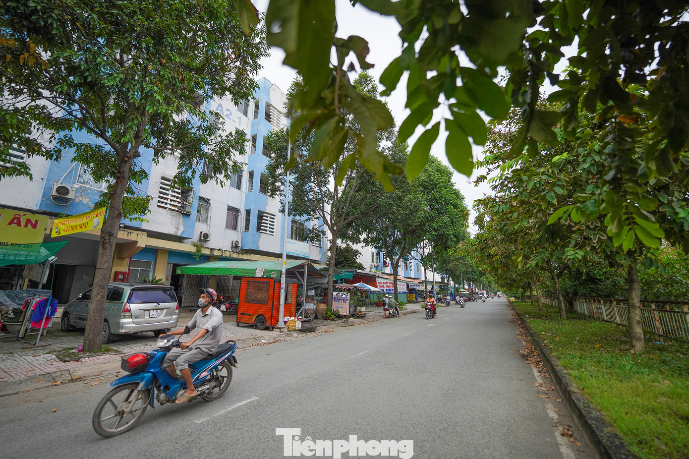 Có lẽ khu C là nơi nhộn nhịp nhất ở khu tái định cư Vĩnh Lộc B bởi dãy nhà mặt tiền mở cơ sở kinh doanh. Tuy nhiên đó chỉ là bên ngoài, còn nội khu cũng ít tiện ích, cây cỏ um tùm như các khu khác.