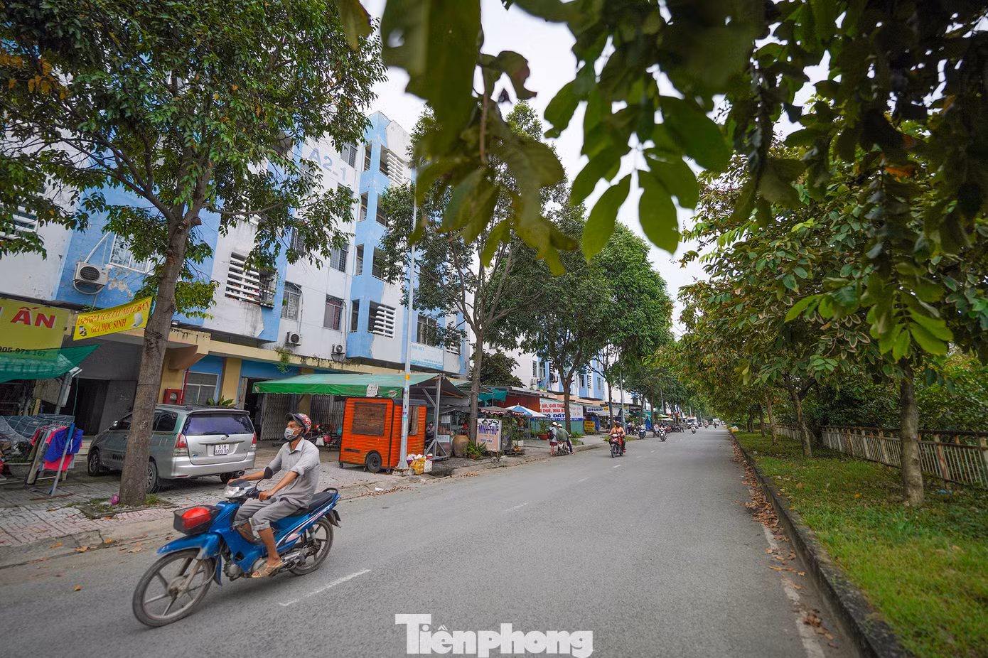 Có lẽ khu C là nơi nhộn nhịp nhất ở khu tái định cư Vĩnh Lộc B bởi dãy nhà mặt tiền mở cơ sở kinh doanh. Tuy nhiên đó chỉ là bên ngoài, còn nội khu cũng ít tiện ích, cây cỏ um tùm như các khu khác.