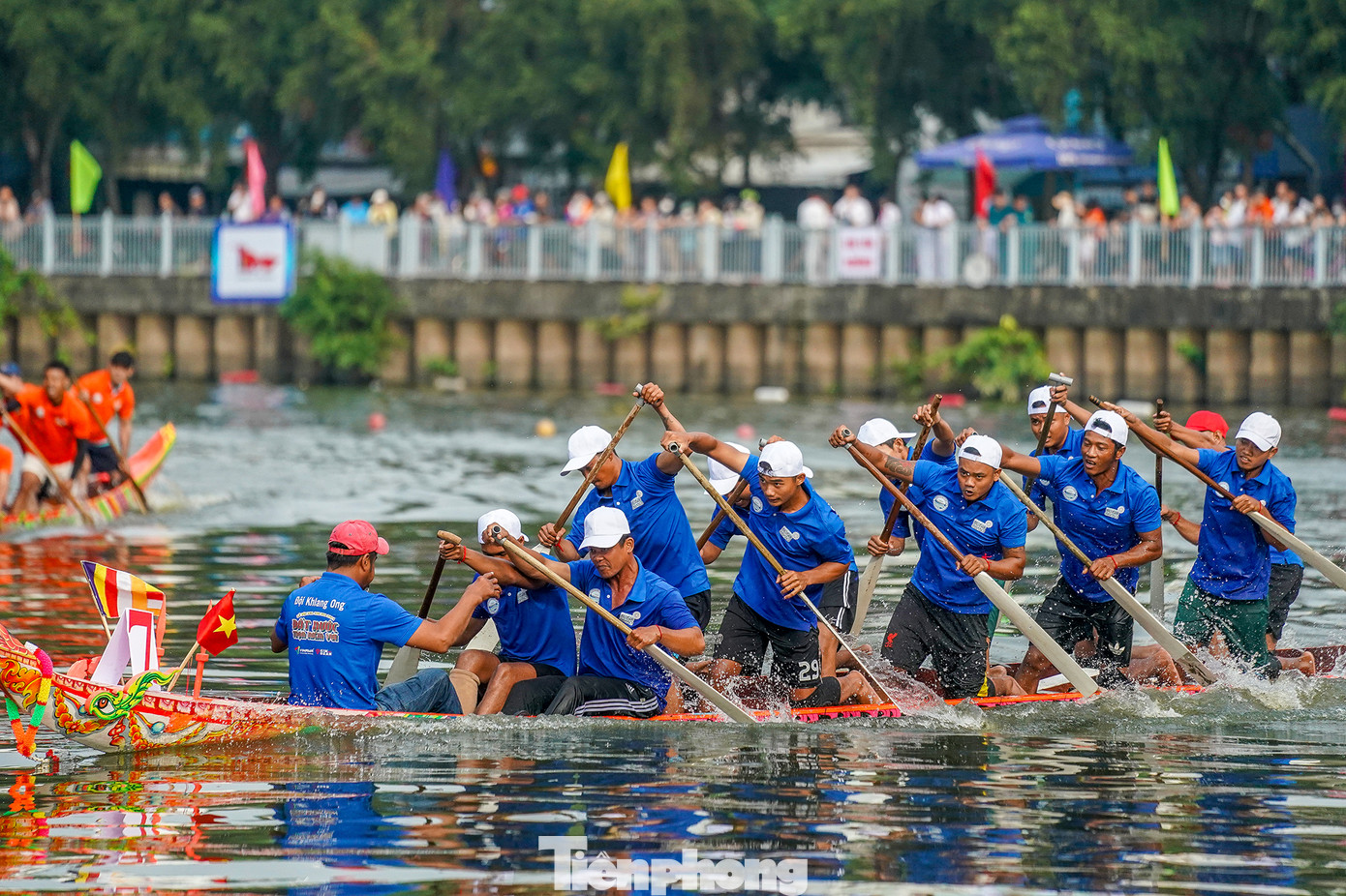 Đội Klang Ong với cú ôm cua ngoạn mục bỏ xa đối thủ, băng băng về đích ở lượt đấu tứ kết. Đua ghe ngo là một phần quan trọng trong Lễ hội Ok-Om-Bok (được biết đến với tên gọi quen thuộc là Lễ Đút cốm dẹp hay Lễ hội Cúng trăng), một lễ hội truyền thống có ý nghĩa trong đời sống tinh thần của đồng bào dân tộc Khmer.