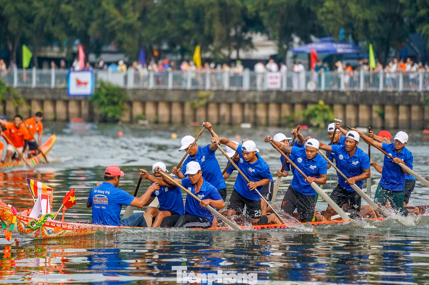 Đội Klang Ong với cú ôm cua ngoạn mục bỏ xa đối thủ, băng băng về đích ở lượt đấu tứ kết. Đua ghe ngo là một phần quan trọng trong Lễ hội Ok-Om-Bok (được biết đến với tên gọi quen thuộc là Lễ Đút cốm dẹp hay Lễ hội Cúng trăng), một lễ hội truyền thống có ý nghĩa trong đời sống tinh thần của đồng bào dân tộc Khmer.