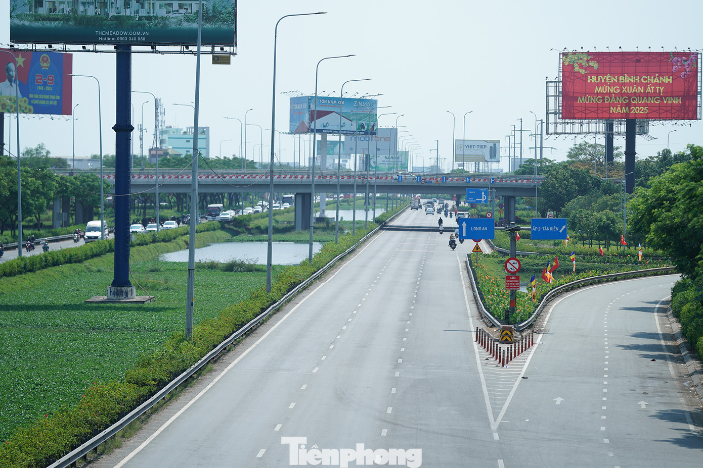 Tuy đông nhưng các phương tiện di chuyển trật tự, giữ khoảng cách, không quá tốc độ.