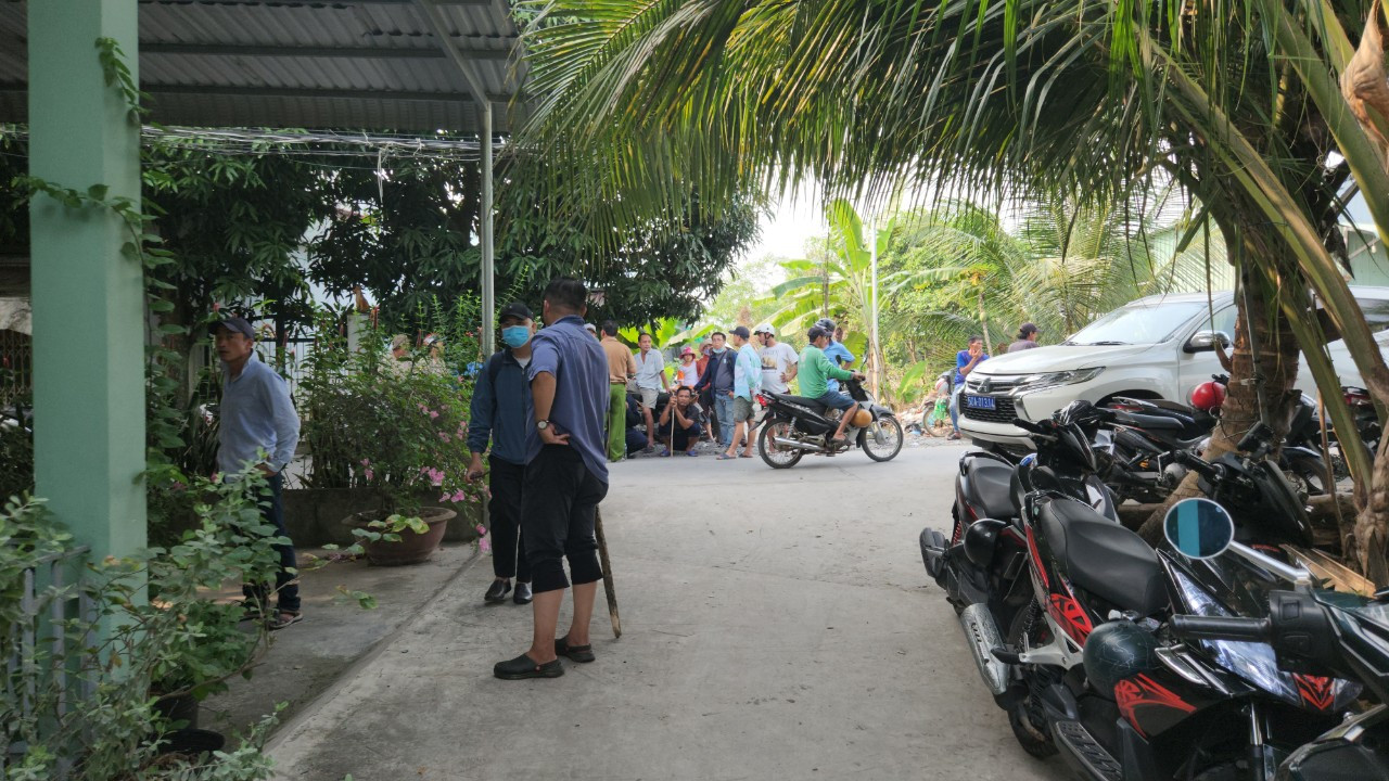 Người dân theo dõi sát sao công tác truy bắt nghi phạm và tự trang bị gậy gộc để phòng thân. Khu vực hung thủ tình nghi đang lẩn trốn là một cánh đồng rộng hàng trăm hecta, cây cối um tùm, rậm rạp và đặc biệt là dân cư thưa thớt, tương tự như địa bàn Tuấn &quot;Khỉ&quot; từng lẩn trốn sau khi gây án mạng nhiều năm trước.