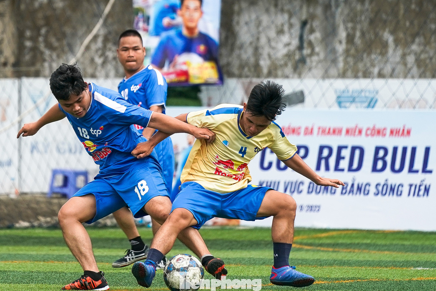 Anh Phạm Tuấn Anh, lãnh đội FKK cho biết: &quot;Do chúng tôi không kịp tập hợp đầy đủ anh em công nhân chứ nghe giải đấu này của Trung ương Đoàn tổ chức là háo hức lắm. Ngày thường, anh chúng tôi duy trì tập luyện, đá giao lưu mỗi tuần 2-3 trận&quot;.