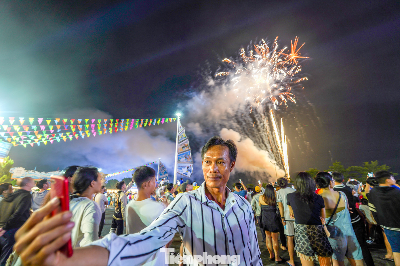 Anh Huỳnh Văn Sơn tranh thủ chụp ảnh lưu niệm khi có dịp được ngắm pháo hoa ở khoảng cách khá gần như thế này.