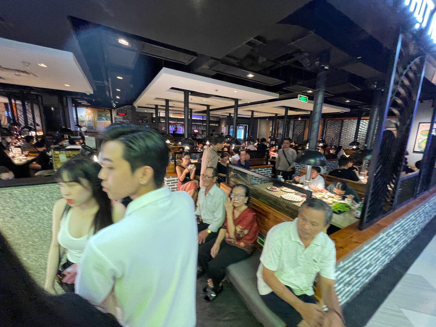 "Cả nhà định vào đây ăn tối cho mát nhưng đợi nãy giờ gần 30 phút rồi mà vẫn chưa có bàn" - một người dân cho biết.