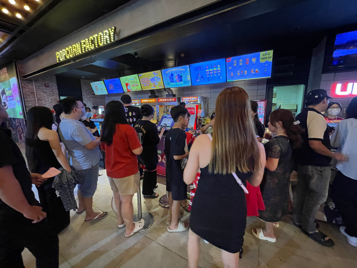 Khu vực nhận nước và thức ăn nhanh của rạp chiếu phim đông nghịt người.