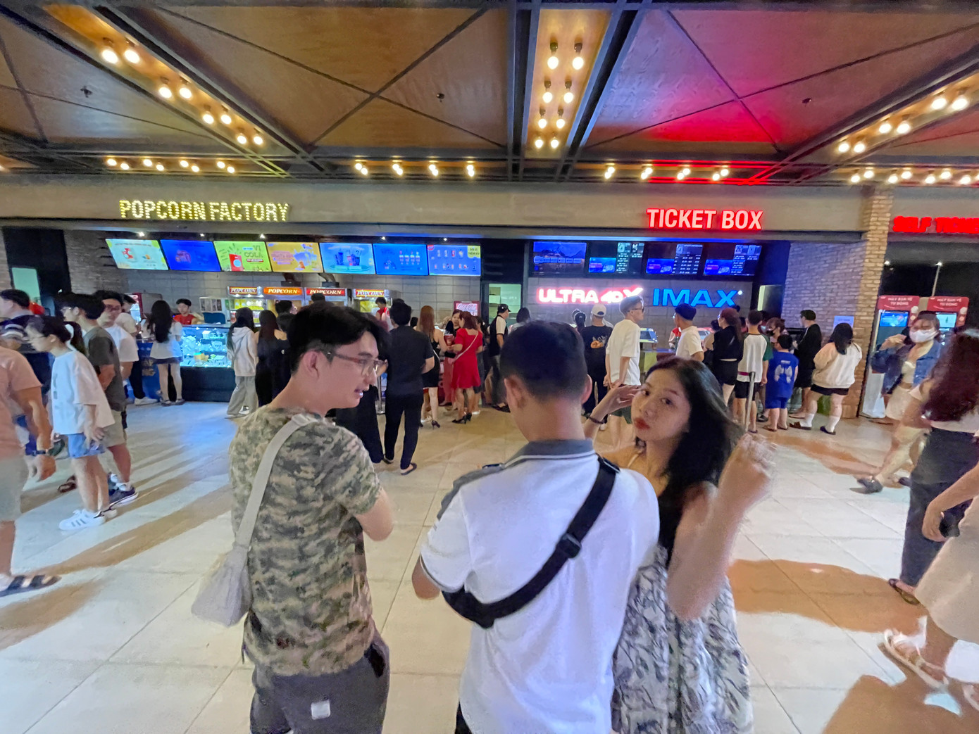 Rạp chiếu phim lúc 20h.