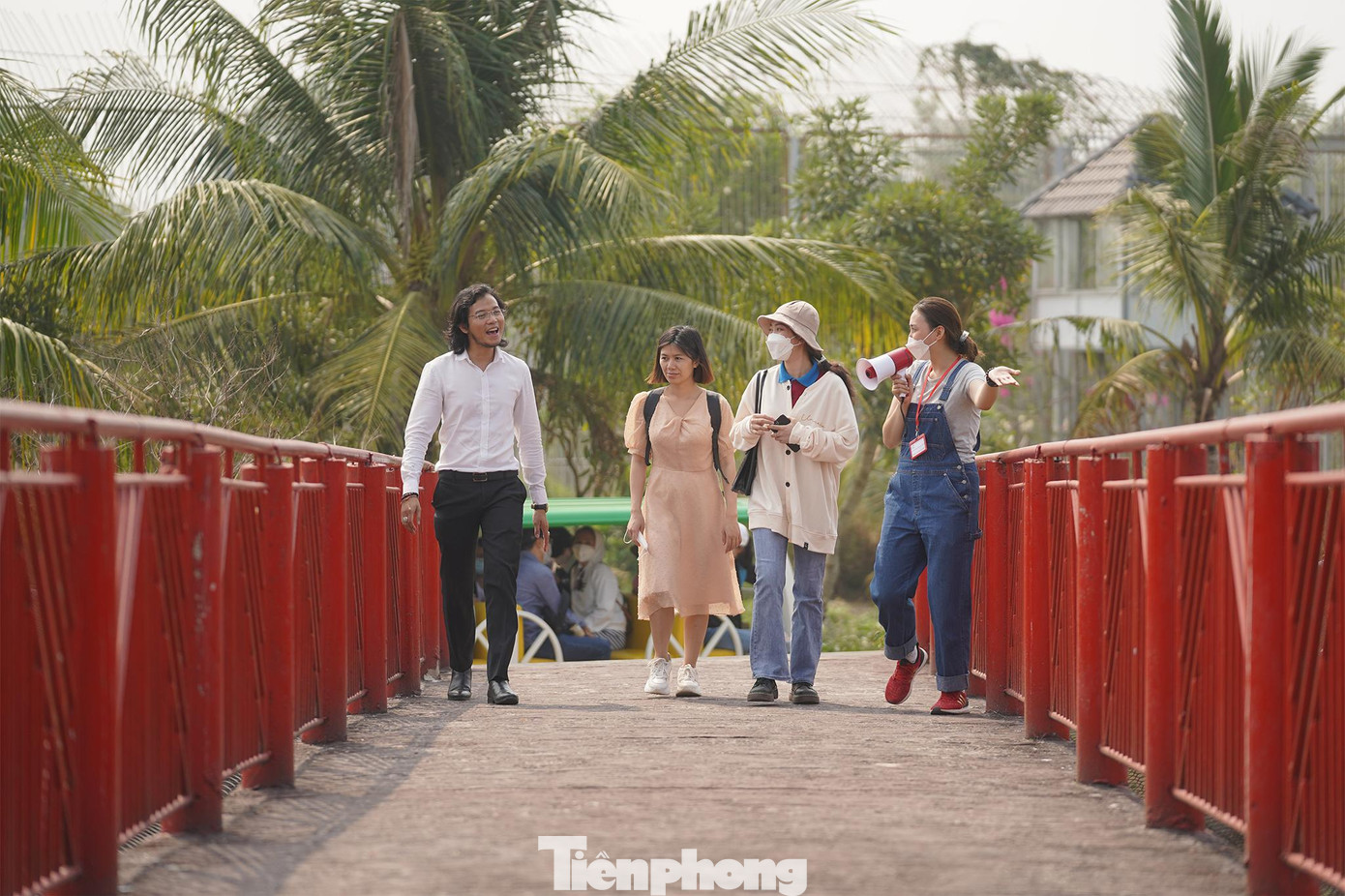 Theo ông Nguyễn Trần Hoàng Phương (áo trắng), đại diện đơn vị lữ hành Golden Smile (TPHCM) thì vườn thú tạo cho ông nhiều bất ngờ thú vị với cá thể đa dạng, đầu tư xây dựng bài bản. Đặc biệt hơn, nhiều du khách bất ngờ khi biết nơi đây cung cấp chính nhiều cá thể thú cho khu Safari Phú Quốc.