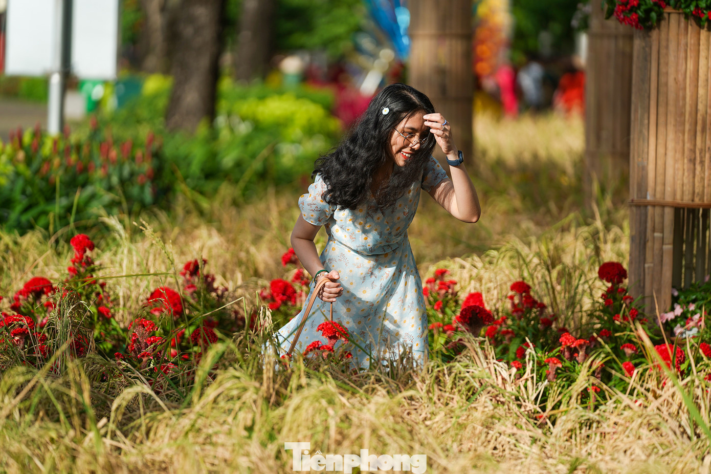Phượng vội vàng chạy vào trong bóng mát sau khi chụp ảnh xong. &quot;Nắng gắt quá, rát hết mặt nhưng đổi lại được ảnh đẹp&quot;, Phượng chia sẻ.