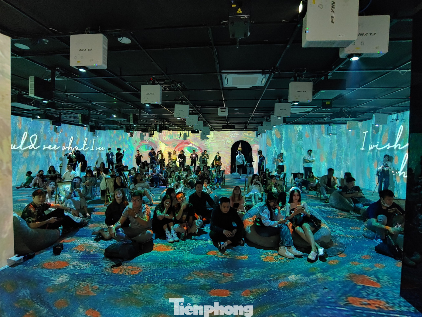 Không gian triển lãm rộng 3.800 m2 bao gồm trong nhà và ngoài trời, là sự kết hợp giữa những kiệt tác nghệ thuật của danh họa Van Gogh và công nghệ hiện đại cộng với việc du khách có thể nằm để thưởng tranh ở mọi góc độ khiến triển lãm càng trở nên ấn tượng.