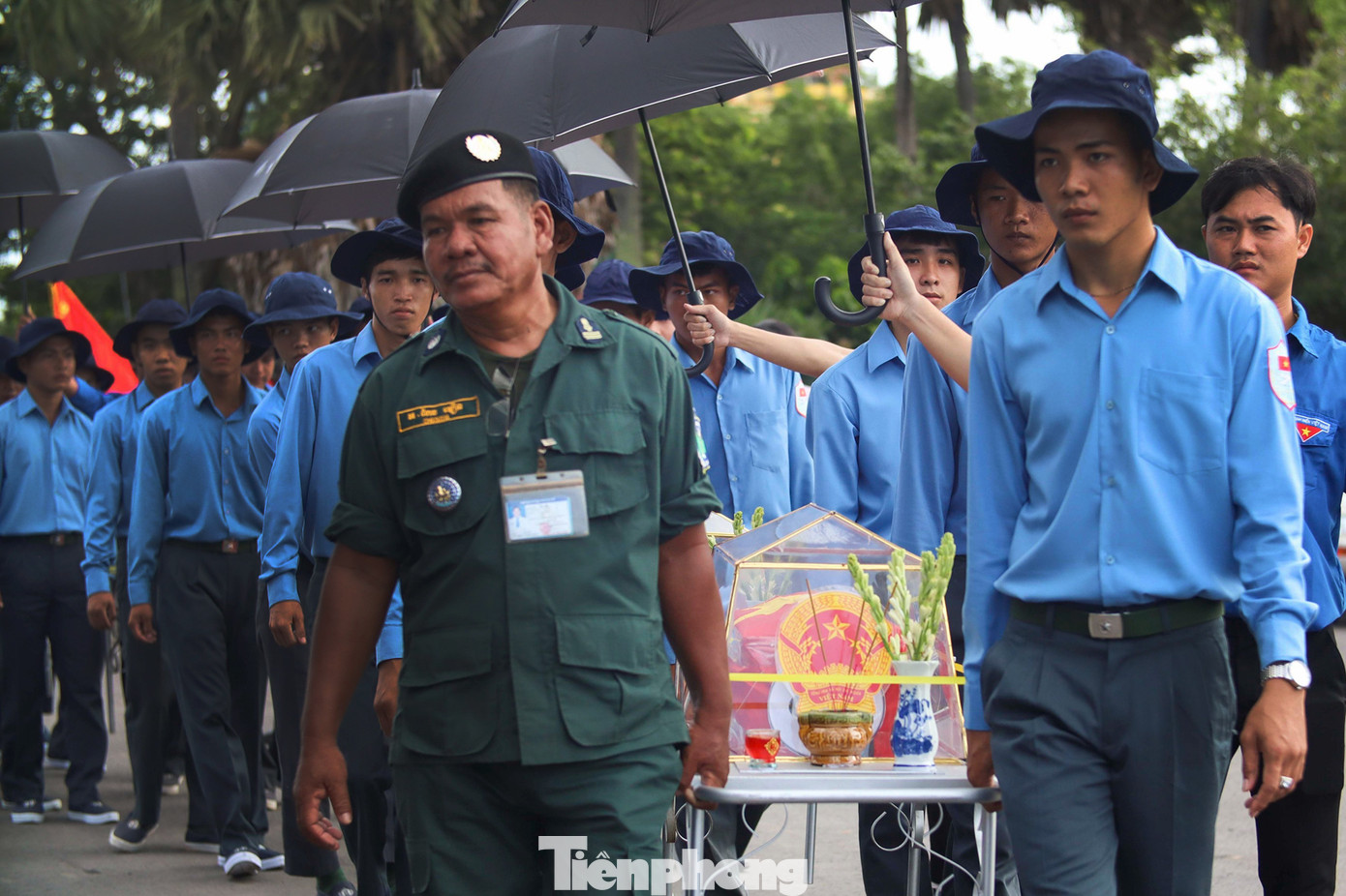 UBND tỉnh tổ chức lễ bàn giao, đón nhận 122 hài cốt liệt sĩ quân tình nguyện và chuyên gia Việt Nam hy sinh tại Campuchia qua các thời kỳ chiến tranh tại Cửa khẩu Quốc tế Bình Hiệp, thị xã Kiến Tường.