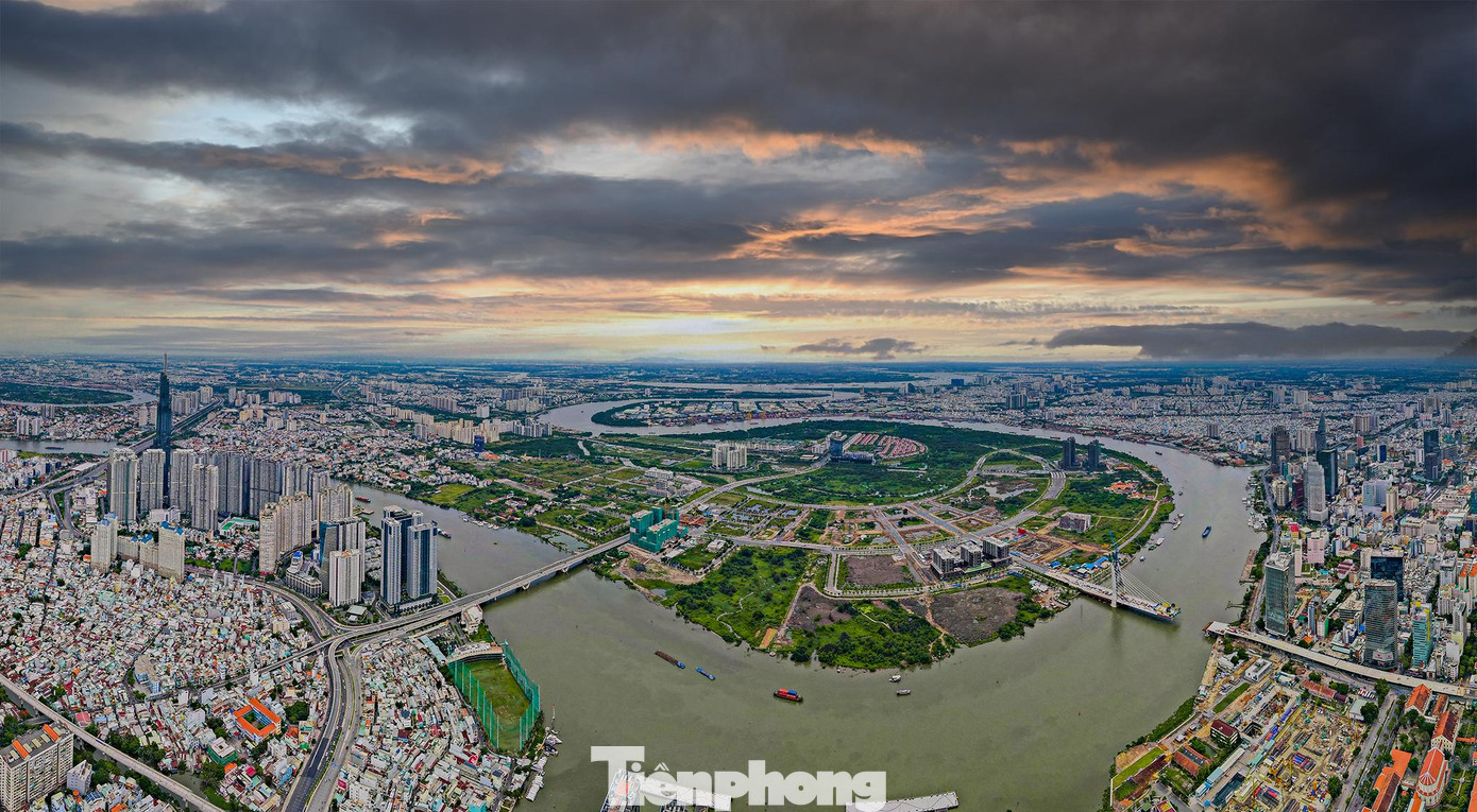 Góc phải là cầu Thủ Thiêm 2 giai đoạn chưa hợp long, bên trái là cầu Thủ Thiêm 1. Công trình cầu Thủ Thiêm 2 có điểm đầu tại giao lộ Tôn Đức Thắng - Lê Duẩn (quận 1), vượt sông Sài Gòn và kết nối vào Đại lộ Vòng cung (tuyến R1) của Khu đô thị Thủ Thiêm (TP Thủ Đức). Công trình dài hơn 1,4 km, trong đó phần cầu dài 886 m với quy mô 6 làn xe. Cầu thiết kế dây văng, có trụ tháp chính hình rồng cao 113 m, nghiêng về phía Thủ Thiêm.