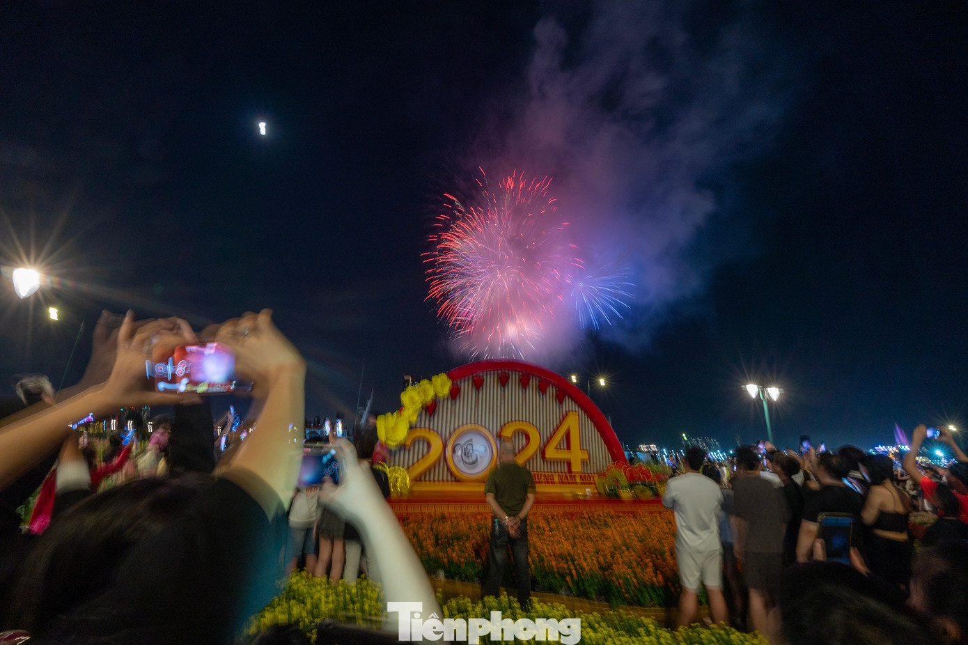 Màn pháo hoa kéo dài 15&apos; mãn nhãn người xem.
