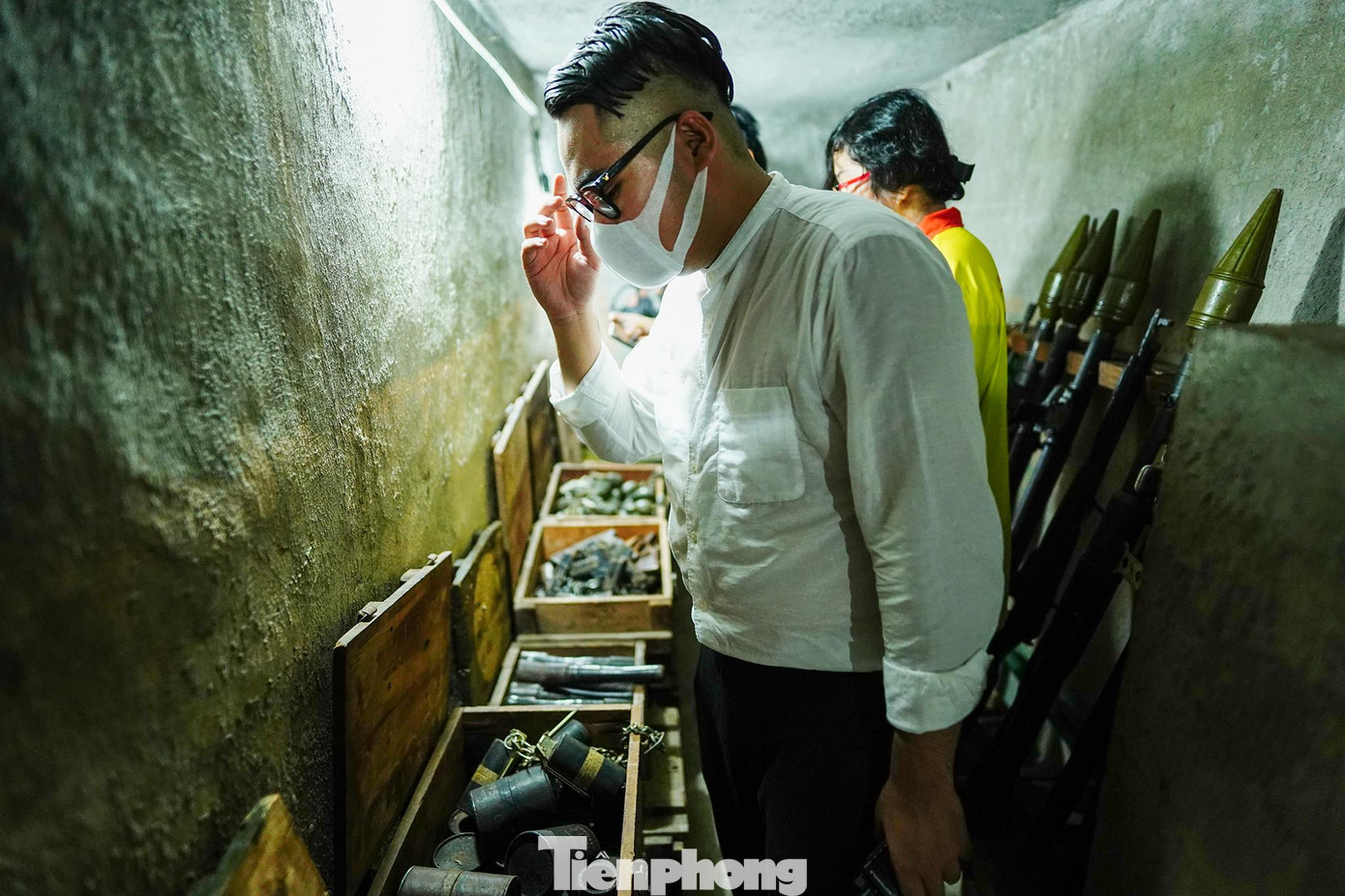 Du khách đang tham quan căn hầm dưới địa chỉ 287/70 Nguyễn Đình Chiểu.