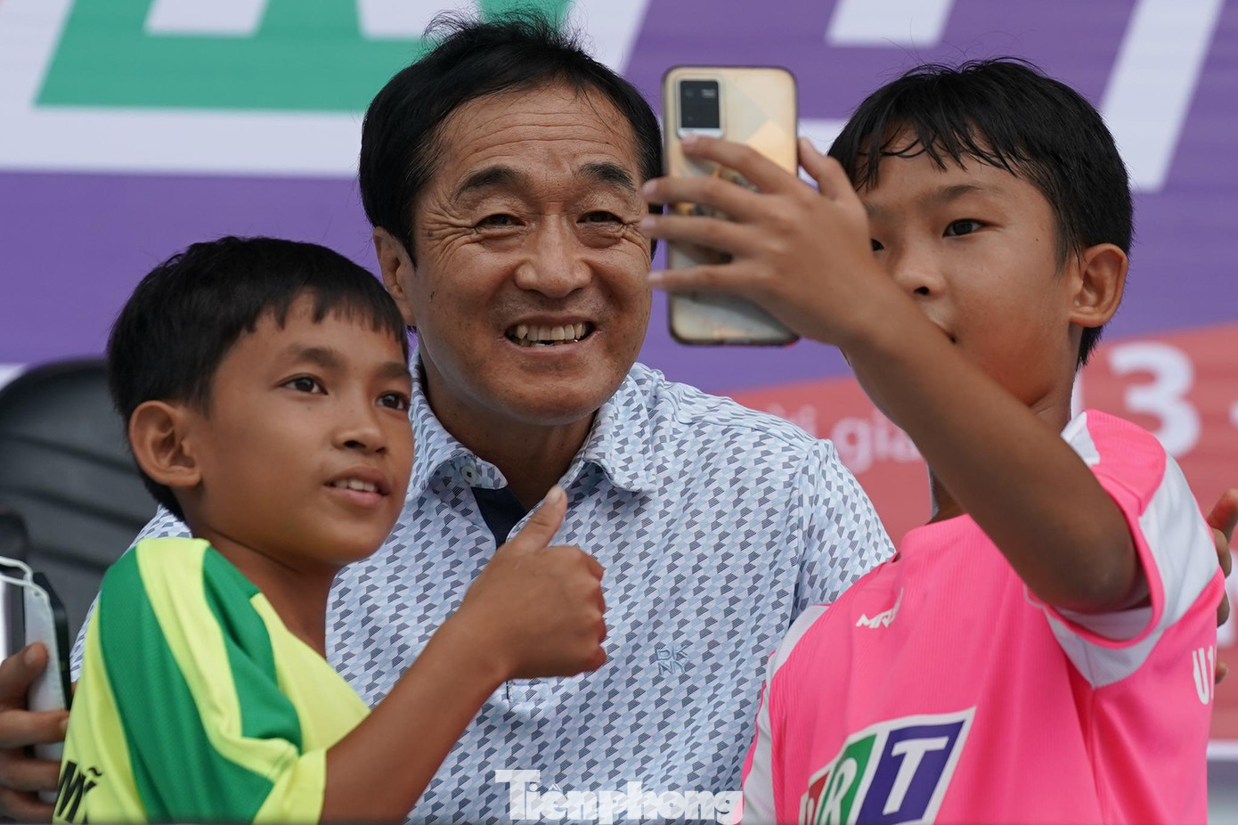 Sự có mặt của ông Lee giúp các cầu thủ trẻ có thêm động lực để nuôi dưỡng đam mê, hy vọng biến giấc mơ trở thành cầu thủ chuyên nghiệp thành sự thực. Trong ảnh, ông Lee đang chụp hình cùng các cầu thủ nhí U11.