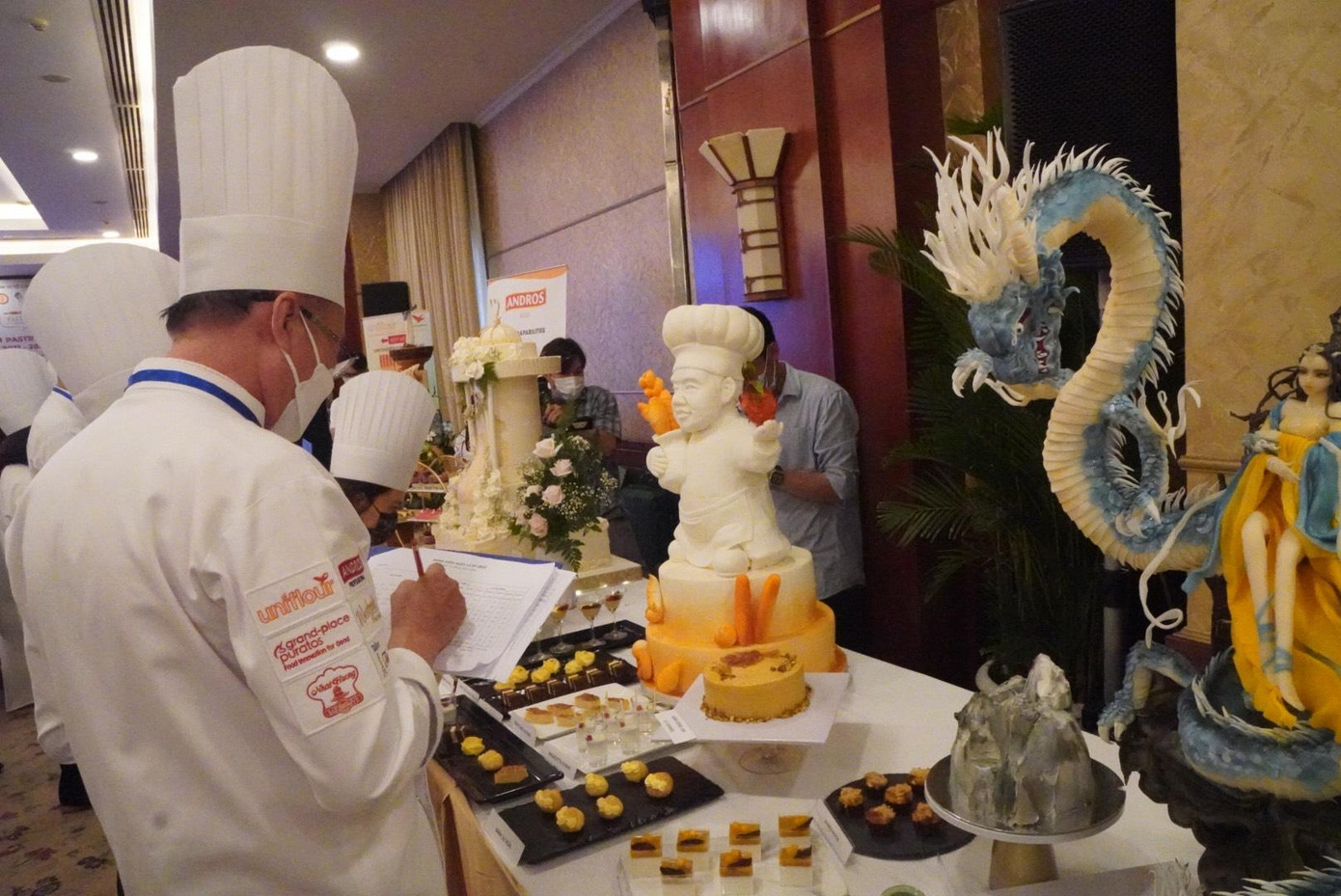 Ngày 12/7, Hiệp hội Du lịch TPHCM, Hiệp hội Đầu bếp chuyên nghiệp Sài Gòn, Câu lạc bộ Bếp bánh Sài Gòn đã phối hợp tổ chức vòng chung kết cuộc thi Đầu bếp bánh tài năng Việt Nam năm 2021 - 2022. Cuộc thi đã thu hút 100 thí sinh đến từ khắp nơi trên cả nước và người Việt sinh sống ở nước ngoài tham gia.