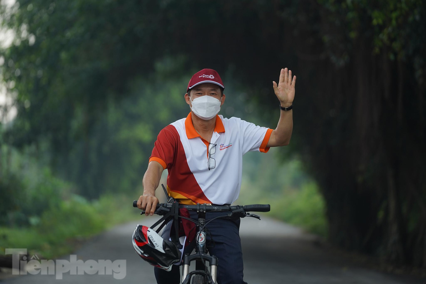 Ông Cao Văn Tùng, đại diện đơn vị lữ hành Bến Thành cho biết, hưởng ứng chiến dịch khôi phục ngành du lịch sau dịch của Thành ủy, UBND TPHCM, đơn vị đã triển khai các tour du lịch mới lạ và đặc sắc để thu hút khách sau khi dịch bệnh được kiểm soát. "Trước kia, ngành du lịch Thành phố thường làm các tour dài, tuy nhiên sau mùa dịch tâm lý người dân vẫn còn e dè, vì vậy tour dài ngày không còn phù hợp, các doanh nghiệp phải chuyển hướng sang làm các tour ngắn ngày, không muốn tập trung đông người, đặc biệt là tour du lịch đạp xe ở các vùng quê yên bình phù hợp với yêu cầu đảm bảo an toàn du lịch trong mùa dịch", ông Tùng cho biết.