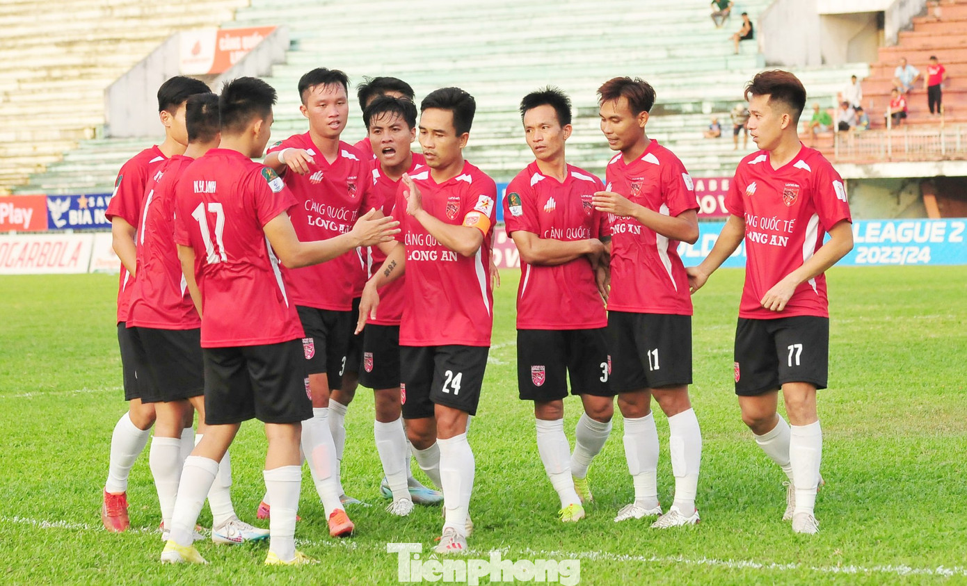 Hai mùa giải gần nhất, lối chơi của đội bóng Long An dần được định hình, mang đến những trận cầu hấp dẫn cống hiến cho người hâm mộ tỉnh nhà. Dù không thể trở lại ánh hào quang năm xưa nhưng mỗi trận đấu trên sân nhà đều cho những người hâm mộ bóng đá hòa mình theo từng nhịp bóng.