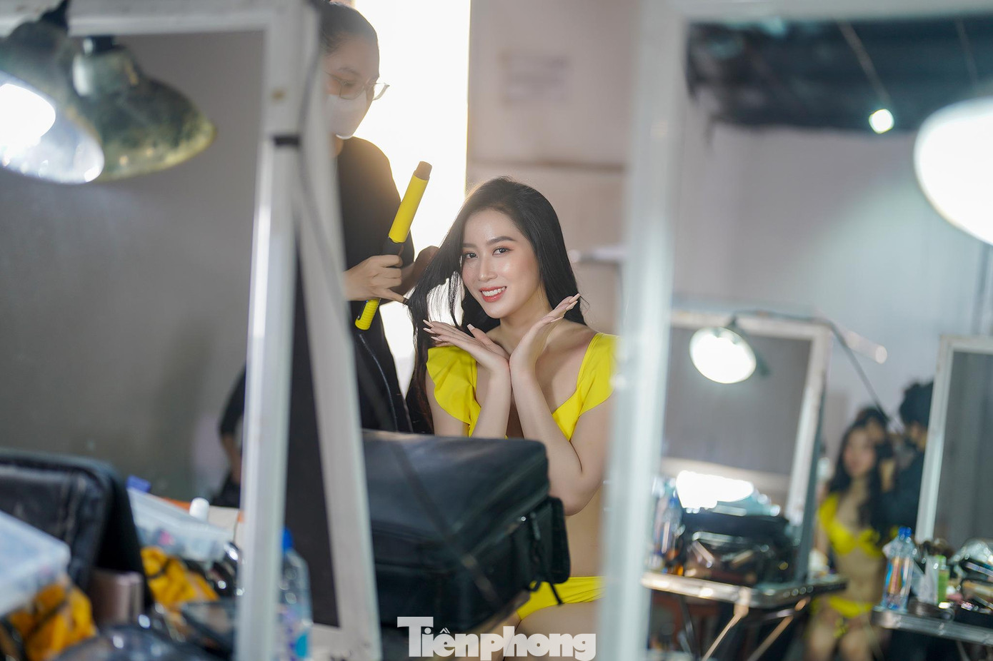 Thí sinh Phương Nhung được các chuyên gia trang điểm, làm tóc chăm sóc kỹ trước khi bước vào set chụp. Các cô gái phải dậy từ 4h sáng, di chuyển đến phim trường để kịp tiến độ làm việc.