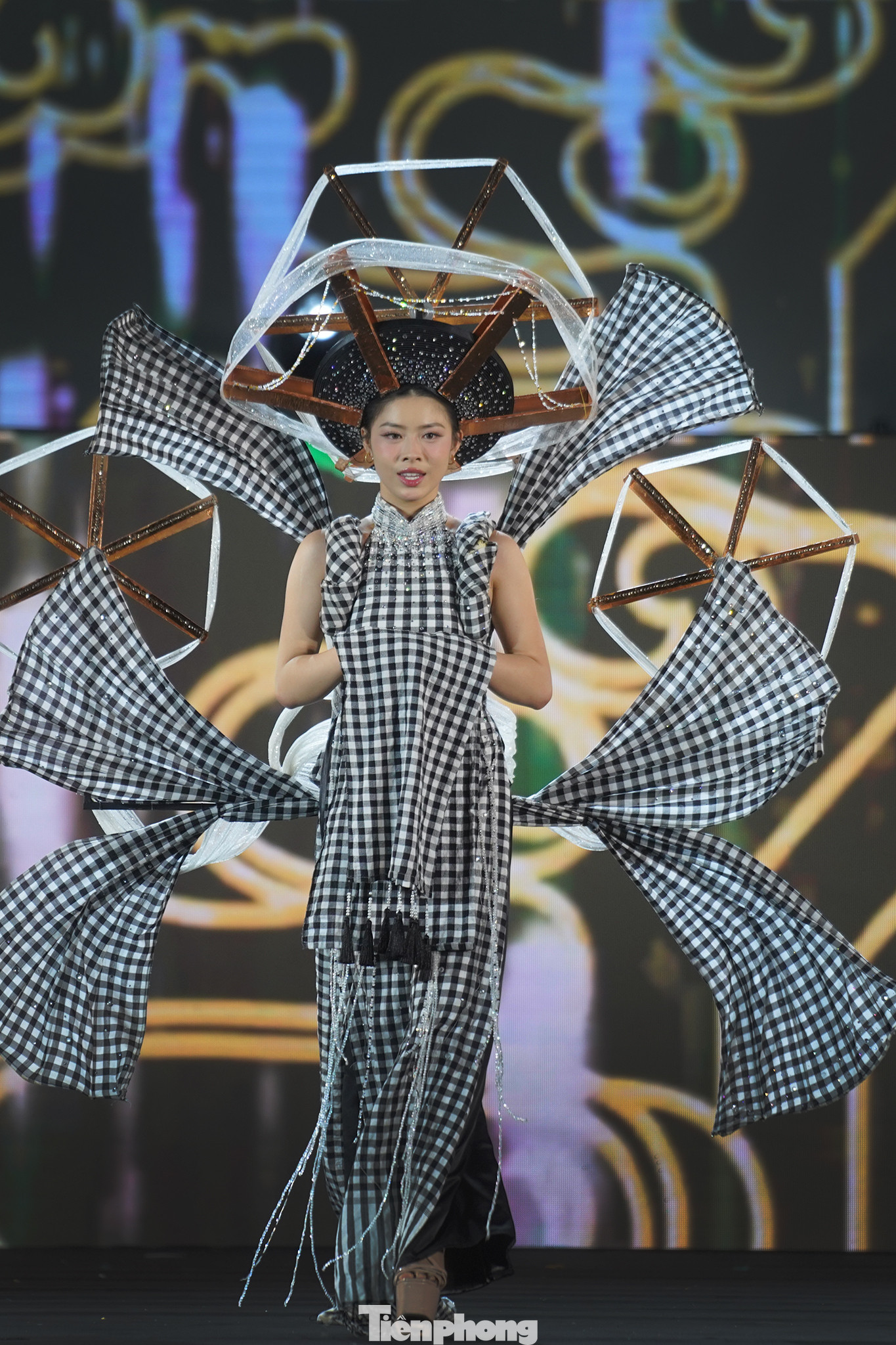 Các bộ trang phục lấy cảm hứng từ lá dừa, khăn rằn, cốm nổ, câu đối, chiếu cói… mang đến hình ảnh quen thuộc của người dân miền Tây Nam Bộ. Không chỉ là nơi tôn vinh những tài năng trẻ trong lĩnh vực thời trang, loạt thiết kế trình diễn tại Lễ khai mạc Tuần Văn hóa - Thể thao - Du lịch tỉnh Long An giúp lưu giữ giá trị văn hóa truyền thống Việt Nam.