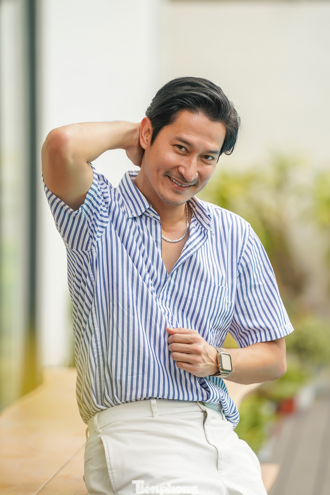 Huy Khánh là diễn viên nằm trong series &quot;phim trăm tỷ đồng&quot; của Lý Hải, Sau Lật mặt: Ba chàng khuyết và Lật mặt: Nhà có khách, nam diễn viên tiếp tục được Lý Hải giao cho vai phản diện trong Lật mặt 6. Trong cuộc phỏng vấn của Tiền Phong, Huy Khánh nói anh vinh dự khi góp mặt trong bộ phim có doanh thu hơn 200 tỷ đồng.