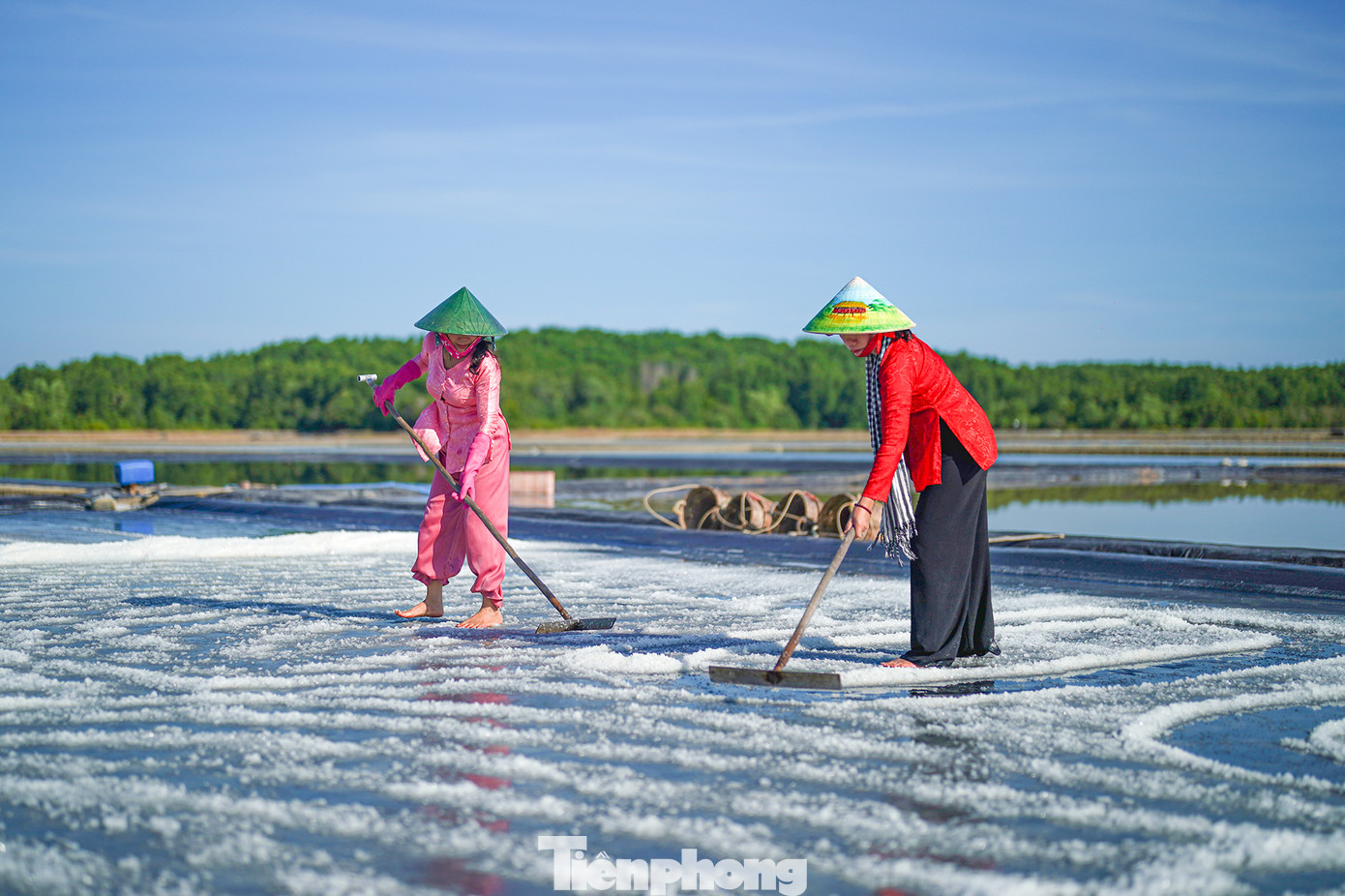 Mùa muối Thiềng Liềng bắt đầu từ tháng 10 đến tháng 4 âm lịch năm sau. Với diện tích khoảng 2 ha, mỗi năm người dân có thể thu được khoảng 1,5 tấn muối.