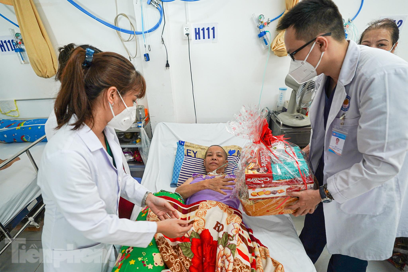 Năm nay, dự kiến sẽ có khoảng hàng trăm người bệnh và thân nhân ở lại Bệnh viện Phục hồi chức năng ăn Tết và đón năm mới. Để chia sẻ những khó khăn và nỗi đau cả về thể chất lẫn tinh thần cho người bệnh, phía bệnh viện đã vận động được 300 phần quà Tết tặng cho người bệnh và thân nhân.