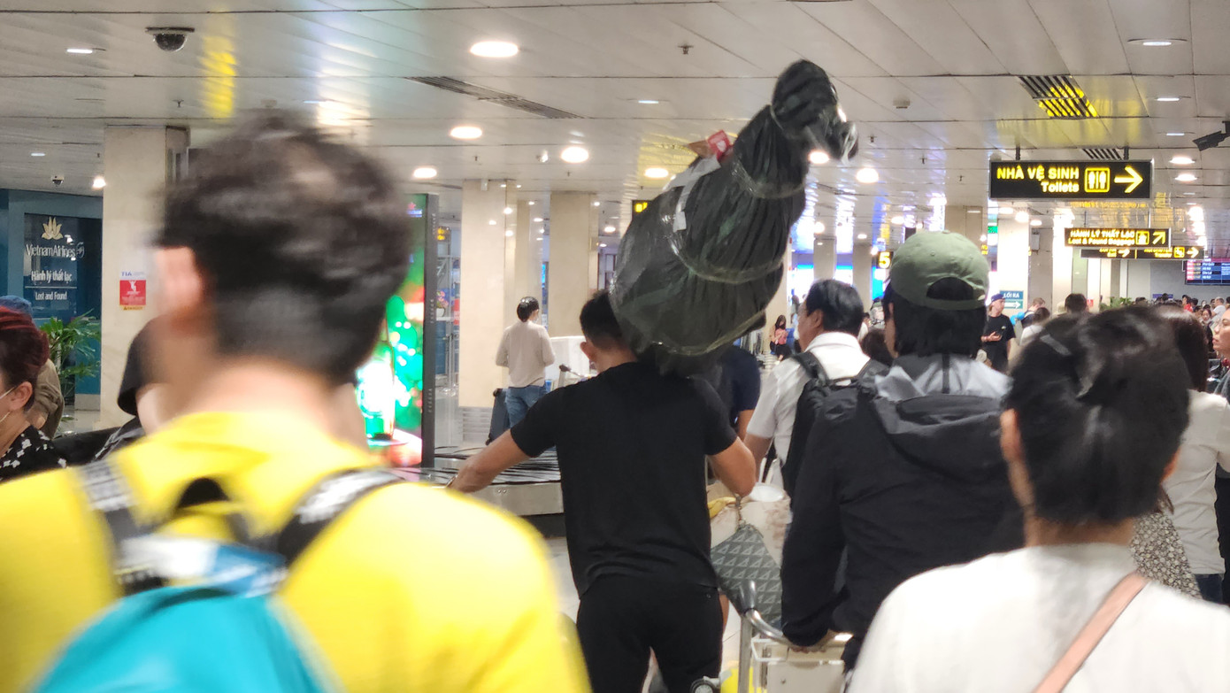 Đến sân bay Tân Sơn Nhất những ngày cuối năm, không khó để cảm nhận không khí nhộn nhịp, háo hức theo những bước chân hành khách. Đến sân bay Tân Sơn Nhất những ngày cuối năm, không khó để cảm nhận không khí nhộn nhịp, háo hức theo những bước chân hành khách.