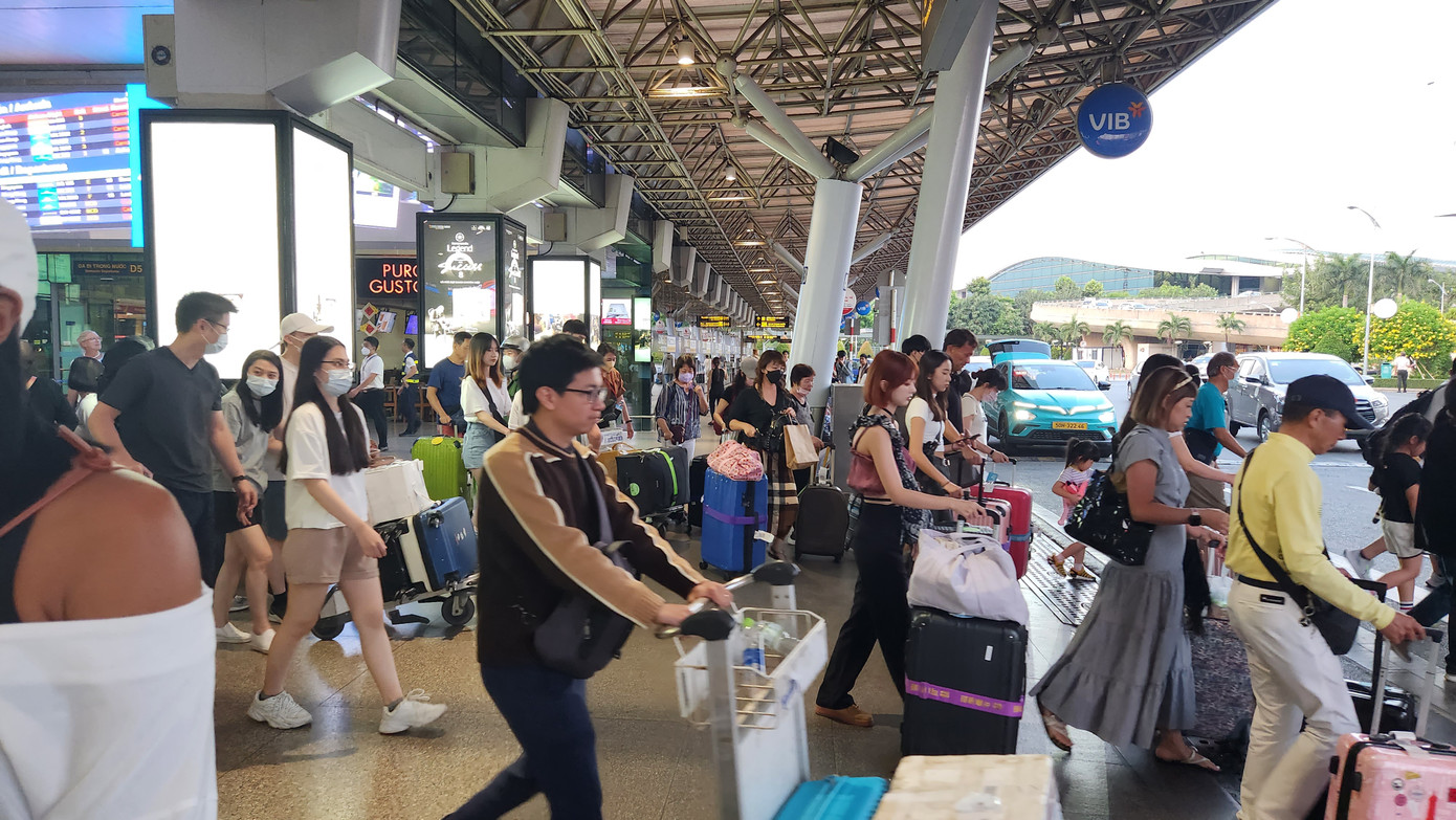 Bên ngoài nhà ga quốc nội sân bay Tân Sơn Nhất đông nghịt hành khách. Bên ngoài nhà ga quốc nội sân bay Tân Sơn Nhất đông nghịt hành khách.