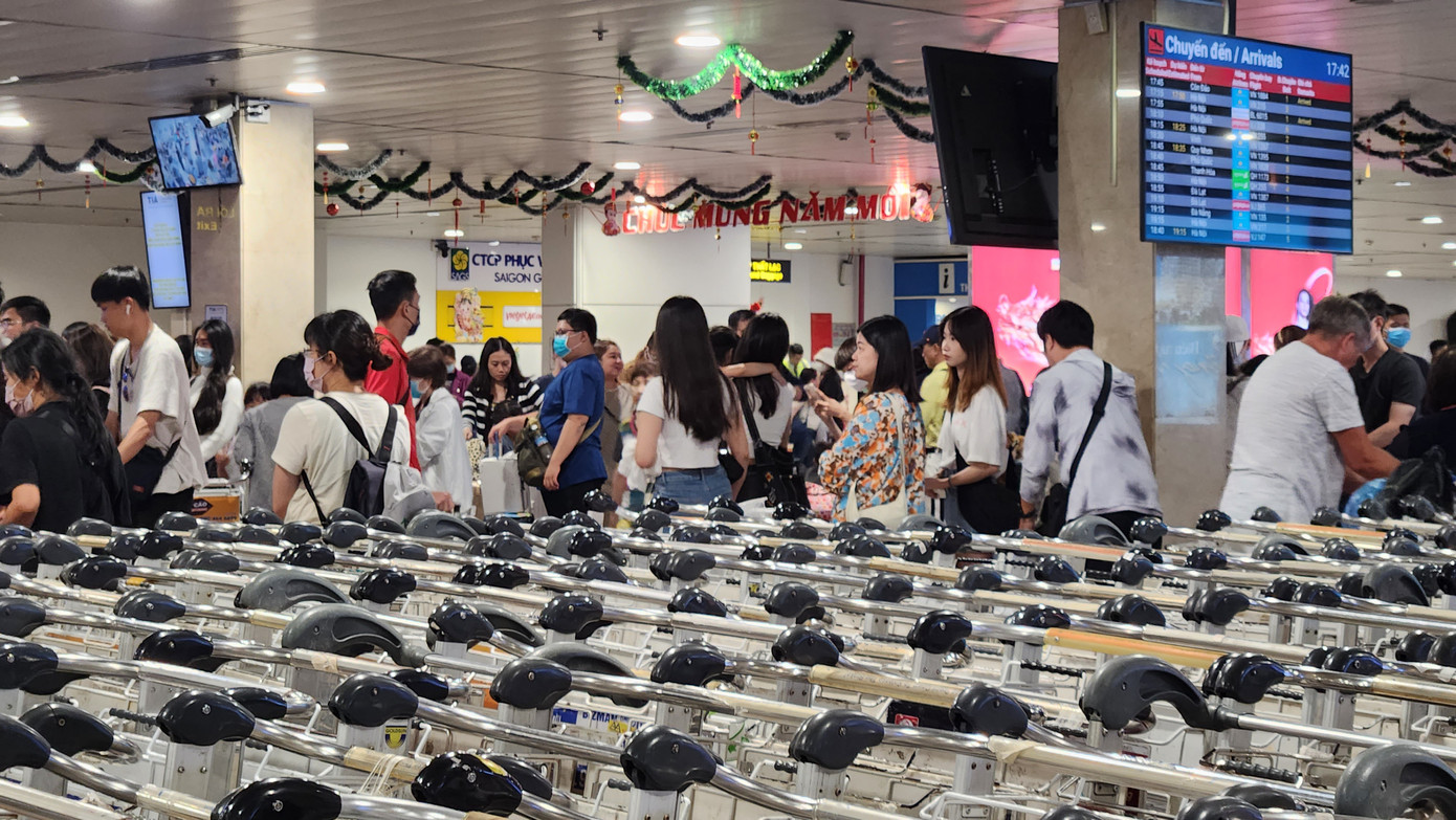 Thời điểm 18h ngày 28/1, tại ga đến quốc nội sân bay Tân Sơn Nhất có rất đông hành khách chờ lấy hành lý. Thời điểm 18h ngày 28/1, tại ga đến quốc nội sân bay Tân Sơn Nhất có rất đông hành khách chờ lấy hành lý.