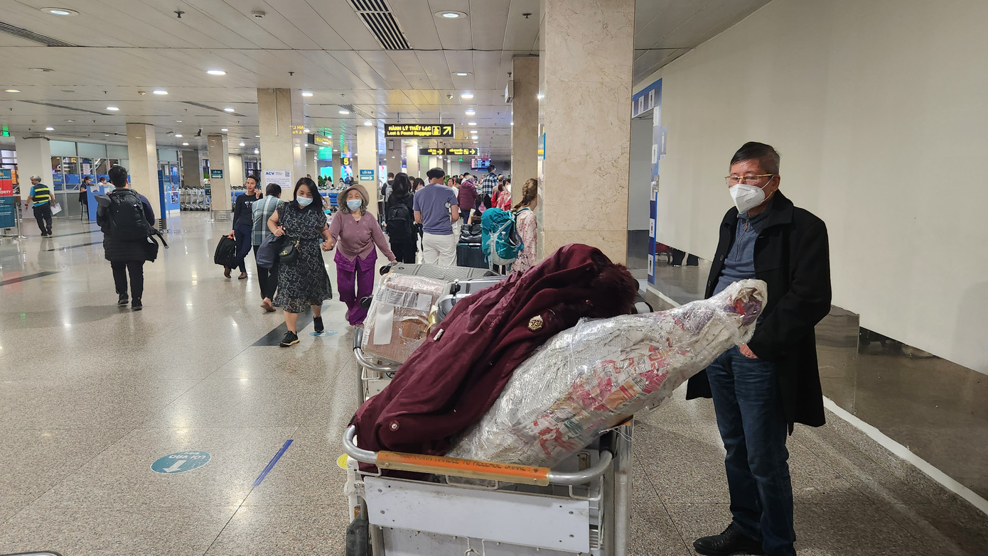 Đến sân bay Tân Sơn Nhất những ngày cuối năm, không khó để cảm nhận không khí nhộn nhịp, háo hức theo những bước chân hành khách. Đến sân bay Tân Sơn Nhất những ngày cuối năm, không khó để cảm nhận không khí nhộn nhịp, háo hức theo những bước chân hành khách.