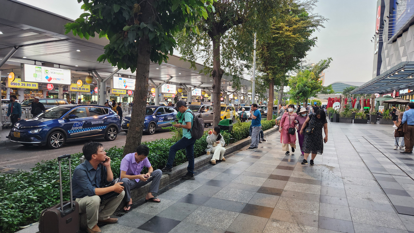 Sân bay Tân Sơn Nhất dựng bảng cảnh báo tình trạng giả xe công nghệ để "moi" tiền hành khách. Sân bay Tân Sơn Nhất dựng bảng cảnh báo tình trạng giả xe công nghệ để "moi" tiền hành khách.