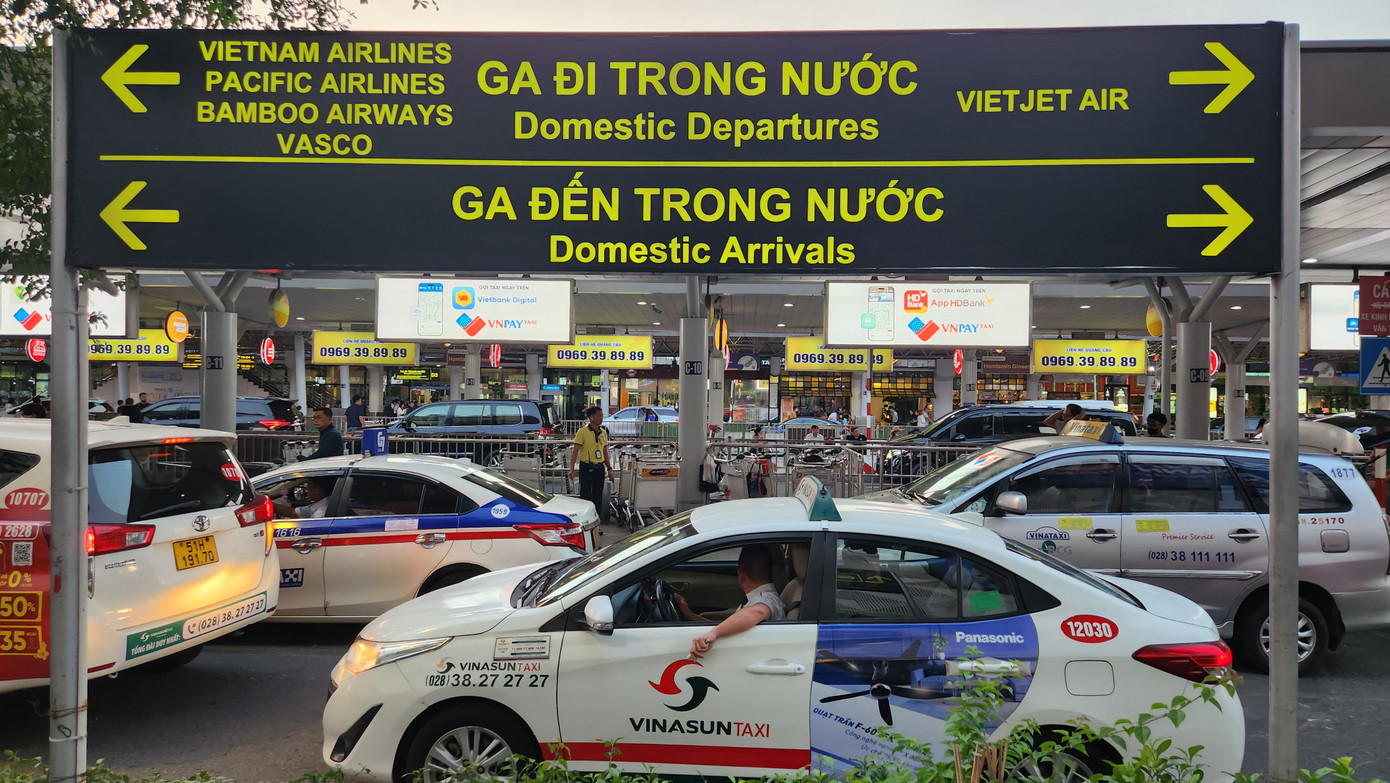 Hàng dài xe taxi nối đuôi đón khách. Hàng dài xe taxi nối đuôi đón khách.