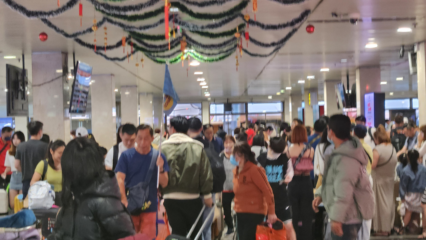 Không khí nhộn nhịp ở ga đến quốc nội của sân bay Tân Sơn Nhất Không khí nhộn nhịp ở ga đến quốc nội của sân bay Tân Sơn Nhất