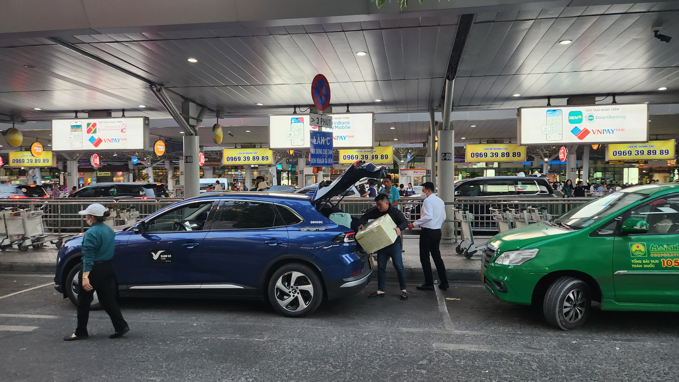 Hàng dài xe taxi nối đuôi đón khách. Hàng dài xe taxi nối đuôi đón khách.