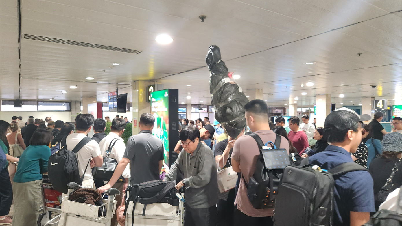 Đến sân bay Tân Sơn Nhất những ngày cuối năm, không khó để cảm nhận không khí nhộn nhịp, háo hức theo những bước chân hành khách. Đến sân bay Tân Sơn Nhất những ngày cuối năm, không khó để cảm nhận không khí nhộn nhịp, háo hức theo những bước chân hành khách.