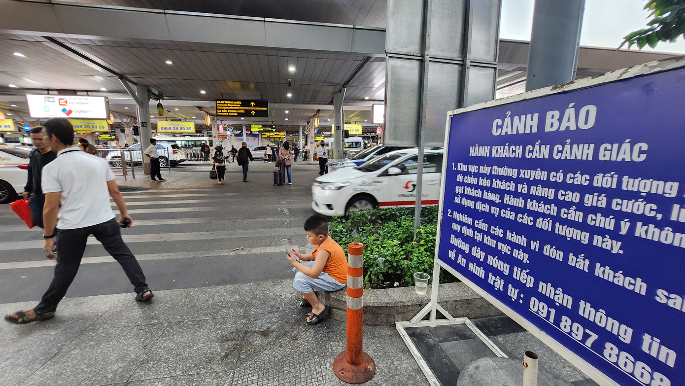 Sân bay Tân Sơn Nhất dựng bảng cảnh báo tình trạng giả xe công nghệ để "moi" tiền hành khách. Sân bay Tân Sơn Nhất dựng bảng cảnh báo tình trạng giả xe công nghệ để "moi" tiền hành khách.