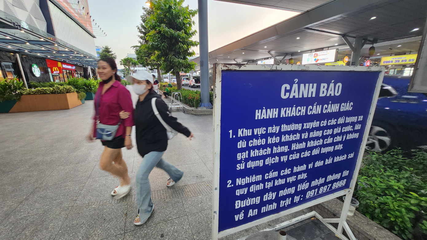 Sân bay Tân Sơn Nhất dựng bảng cảnh báo tình trạng giả xe công nghệ để "moi" tiền hành khách. Sân bay Tân Sơn Nhất dựng bảng cảnh báo tình trạng giả xe công nghệ để "moi" tiền hành khách.