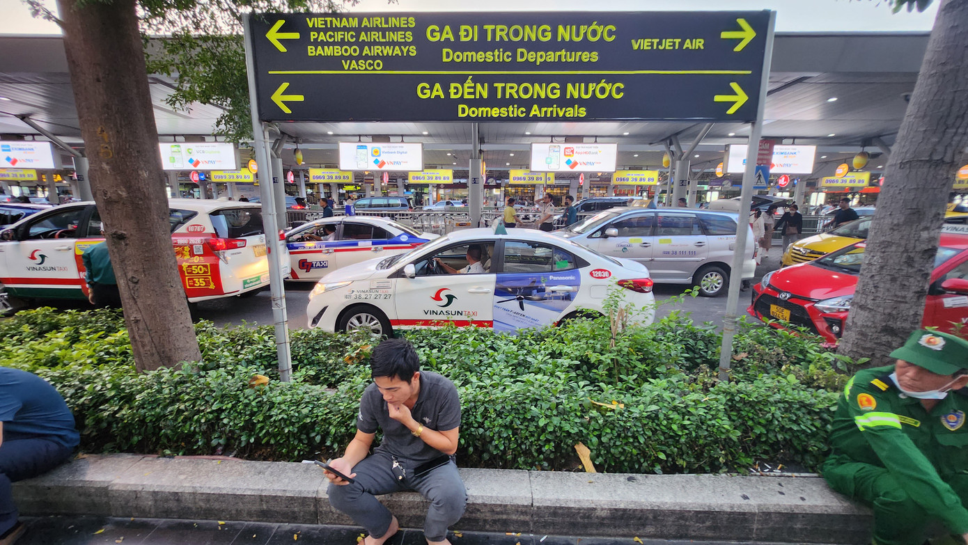 Hàng dài xe taxi nối đuôi đón khách. Hàng dài xe taxi nối đuôi đón khách.