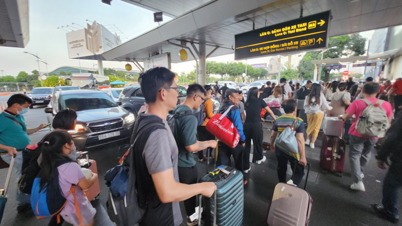 Bên ngoài nhà ga quốc nội sân bay Tân Sơn Nhất đông nghịt hành khách. Bên ngoài nhà ga quốc nội sân bay Tân Sơn Nhất đông nghịt hành khách.