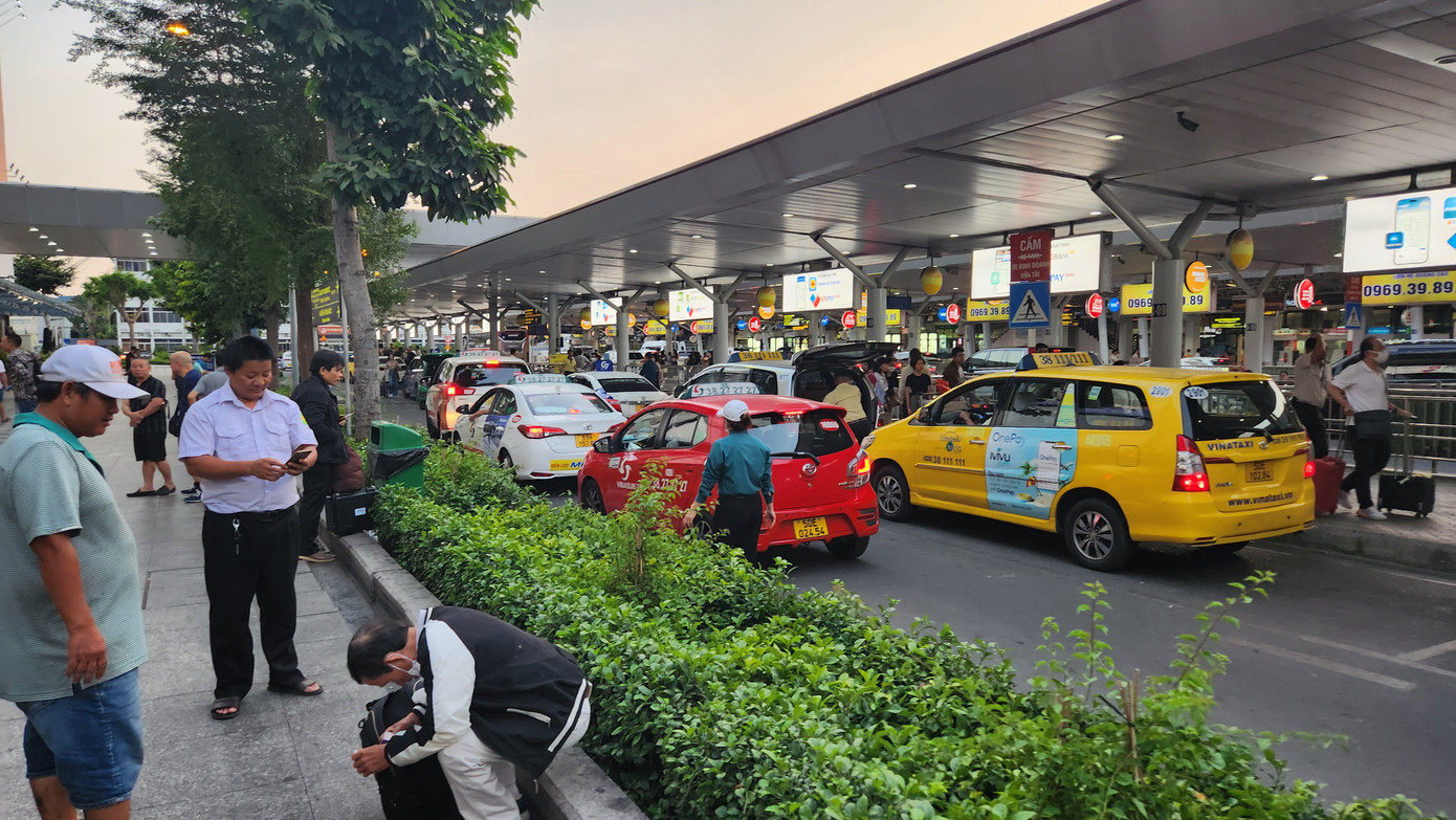 Hàng dài xe taxi nối đuôi đón khách. Hàng dài xe taxi nối đuôi đón khách.