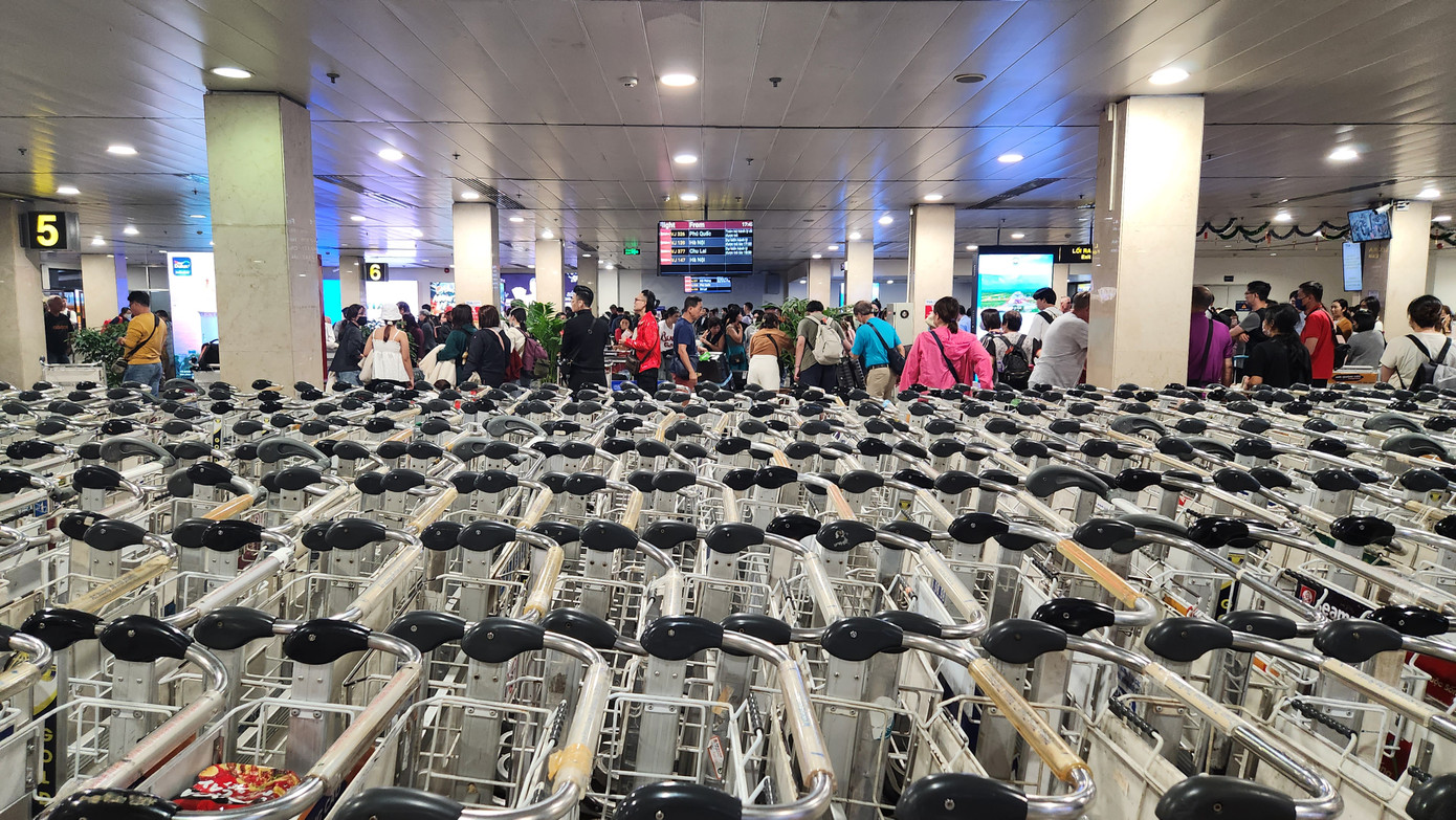 Hàng dài xe đẩy hành lý được chuẩn bị để phục vụ nhu cầu của hành khách Hàng dài xe đẩy hành lý được chuẩn bị để phục vụ nhu cầu của hành khách