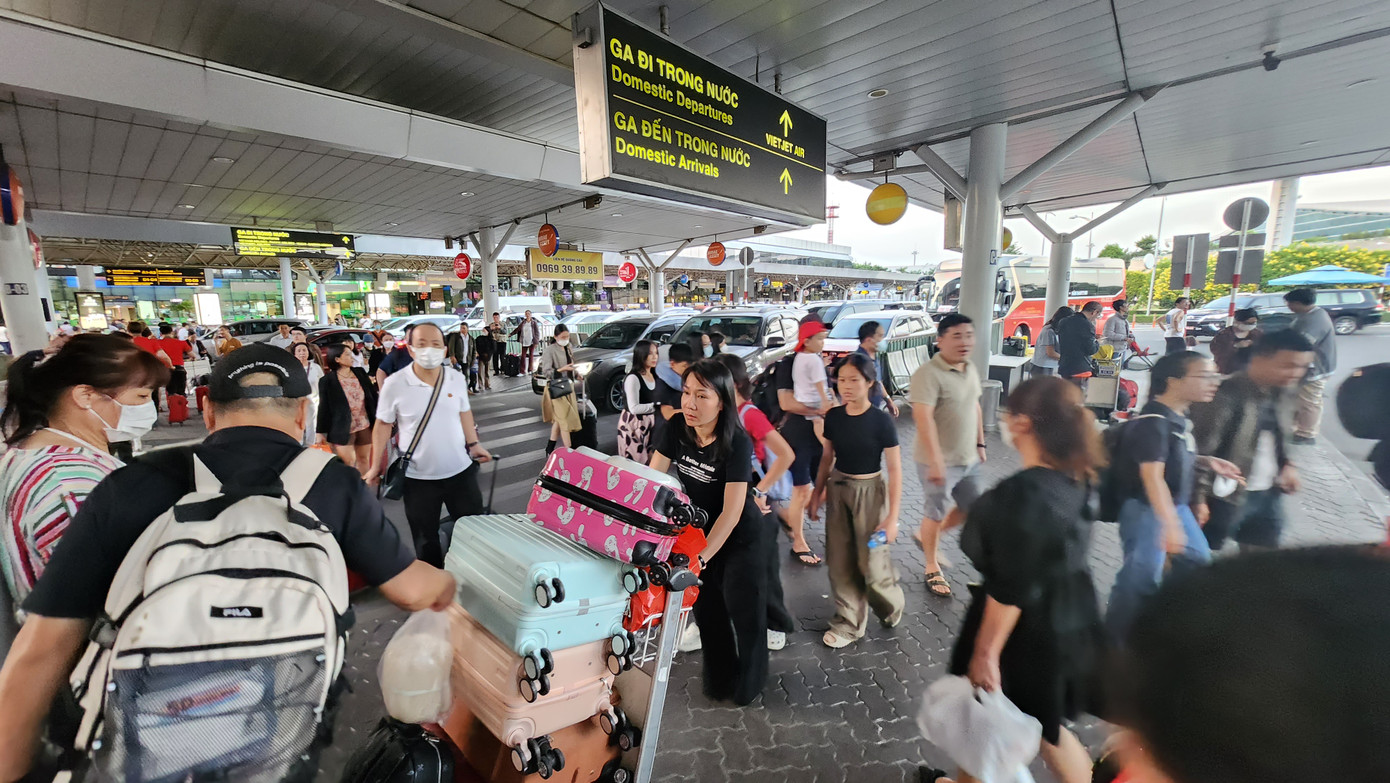 Bên ngoài nhà ga quốc nội sân bay Tân Sơn Nhất đông nghịt hành khách. Bên ngoài nhà ga quốc nội sân bay Tân Sơn Nhất đông nghịt hành khách.