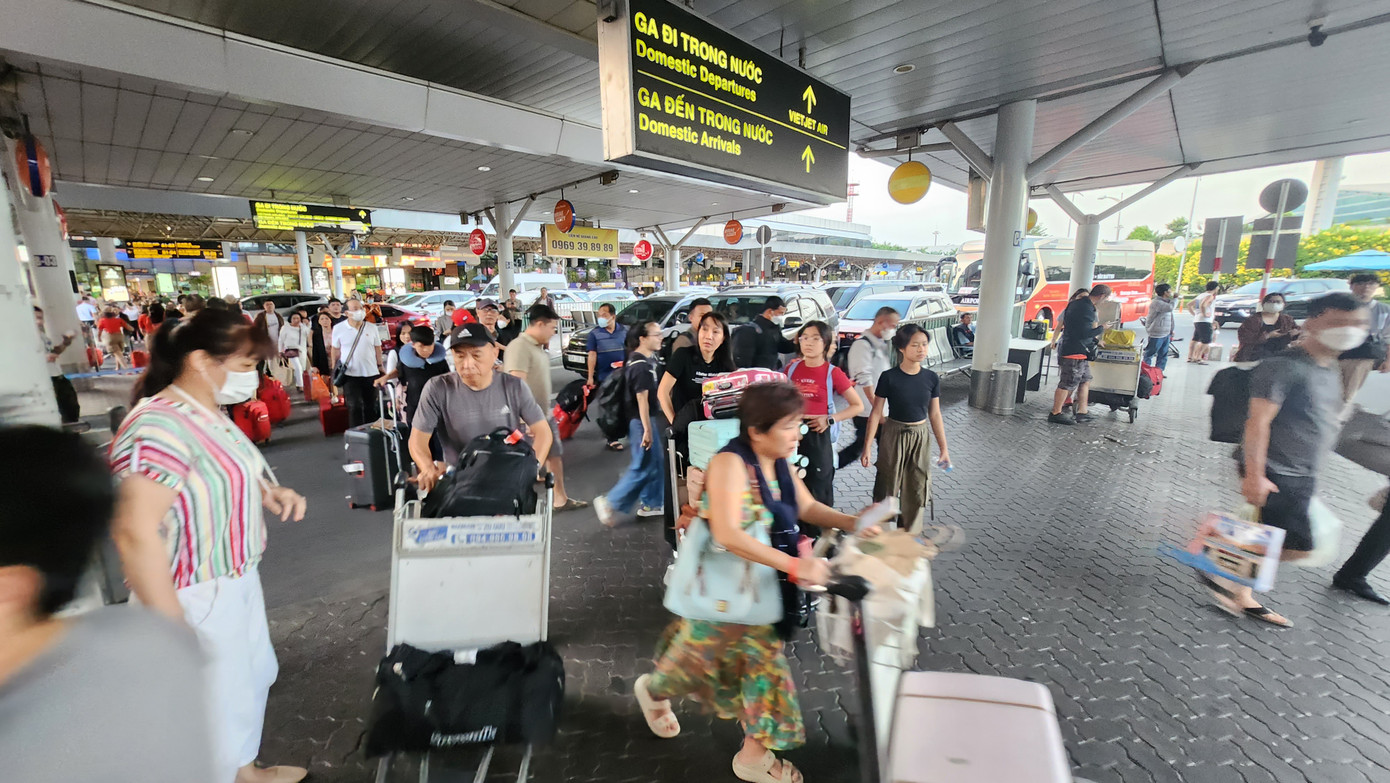 Bên ngoài nhà ga quốc nội sân bay Tân Sơn Nhất đông nghịt hành khách. Bên ngoài nhà ga quốc nội sân bay Tân Sơn Nhất đông nghịt hành khách.