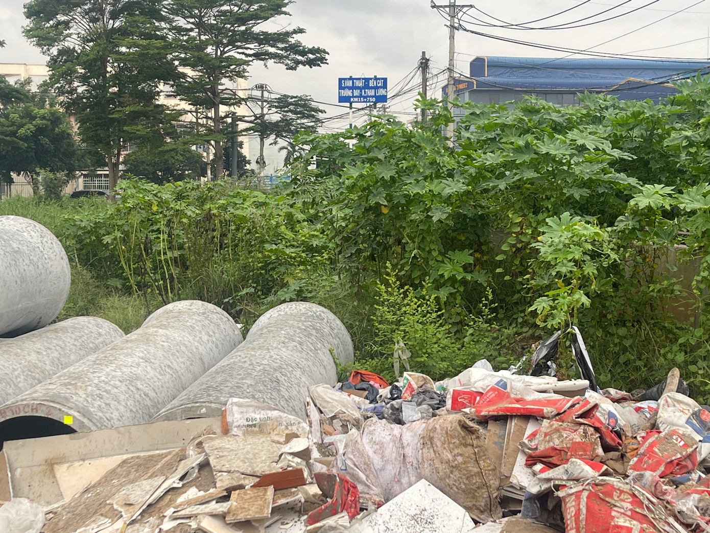 Đống rác xuất hiện ngay trên công trường xây dựng bờ kè kênh Tham Lương. Đống rác xuất hiện ngay trên công trường xây dựng bờ kè kênh Tham Lương.