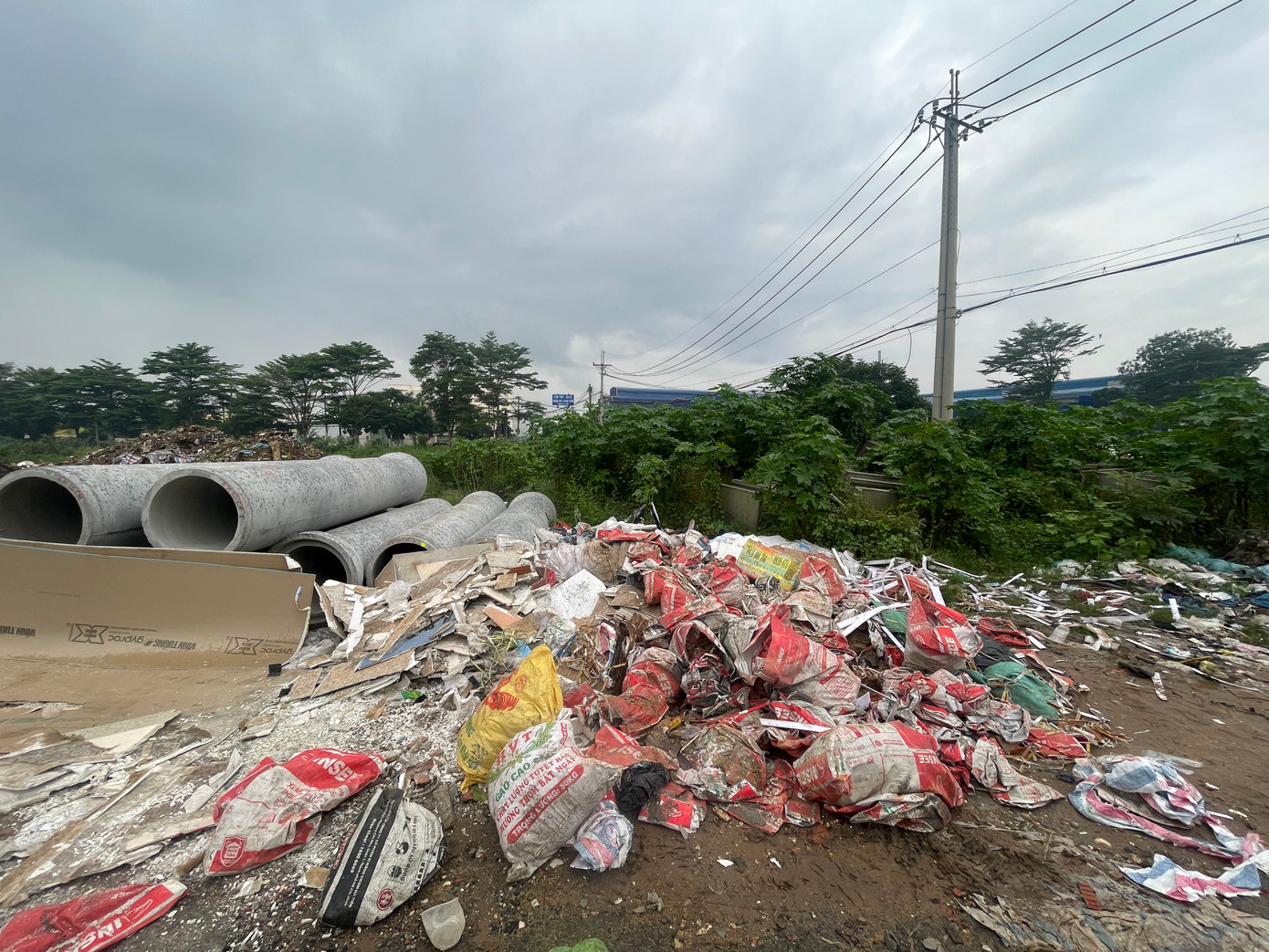 Rác ở đây đủ các loại chất thải. Rác ở đây đủ các loại chất thải.