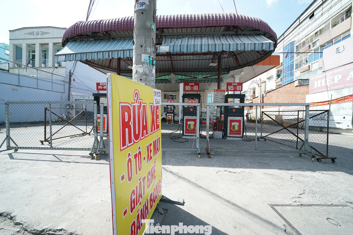 Một cây xăng khác trên Quốc lộ 50 dựng rào chắn bên ngoài, người dân nhìn vào không biết cây xăng này có hoạt động hay không. Một cây xăng khác trên Quốc lộ 50 dựng rào chắn bên ngoài, người dân nhìn vào không biết cây xăng này có hoạt động hay không.