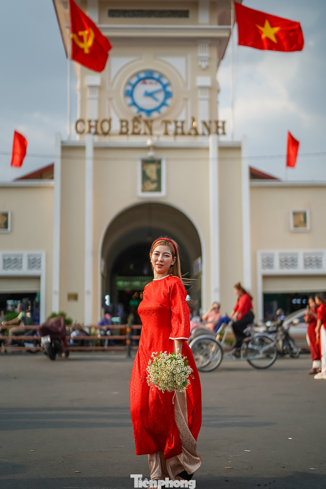 "Hôm nay, tôi ra để chụp mà thấy mọi người, nhất là các bạn trẻ chụp đông quá, lựa góc vắng người khá khó khăn", chị Tuyết kể.
