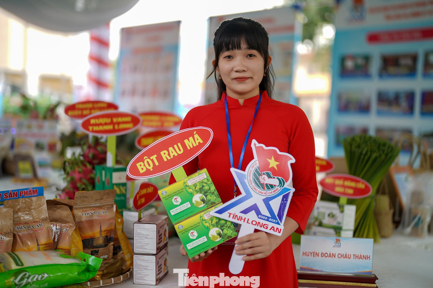 Nguyễn Thanh Vân trên tay sản phẩm bột rau má của quê hương Châu Thành. Nguyễn Thanh Vân trên tay sản phẩm bột rau má của quê hương Châu Thành.